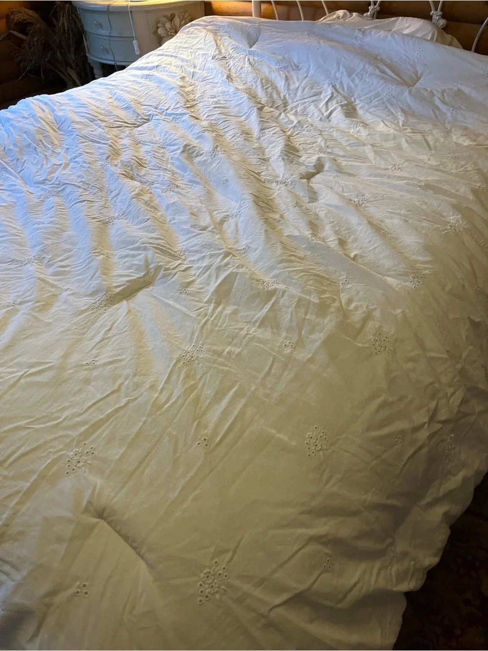 100% cotton eyelet floral white Queen comforter Rachel & Zoe
